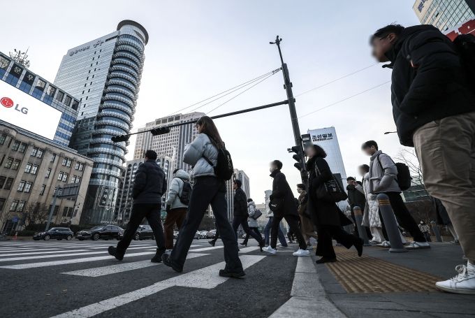 서울 종로구 광화문네거리에서 직장인들이 출근하고 있다. 뉴시스