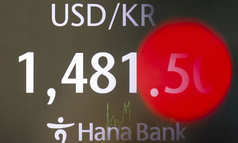 원·달러 환율이 연일 고공행진을 이어가고 있는 17일 서울 중구 하나은행 본점 딜링룸 모니터에 원·달러 환율 시세가 표시되고 있다. 뉴시스