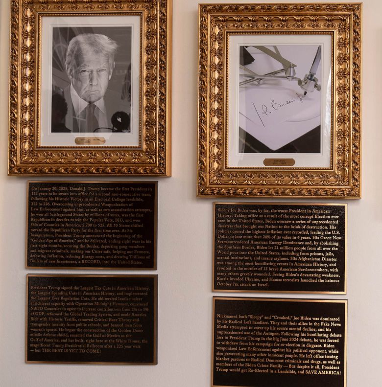 트럼프, 바이든 얼굴 대신 서명기계… “최악의 대통령” 조롱도 미국 워싱턴 백악관 업무동 회랑의 ‘대통령 명예의 길’에 걸린 도널드 트럼프 대통령과 조 바이든 전 대통령의 서명 사진 아래에 17일(현지시간) 새로운 동판이 부착돼 있다. 인물 평가와 재임 업적을 소개하는 이 동판은 트럼프 대통령이 직접 작성한 것으로, 일부 전임자들을 조롱·비방하는 표현을 담아 논란이 일고 있다. 초상화 대신 자동 서명기 사진이 걸린 바이든 전 대통령에 대해 “슬리피 조(졸린 조) 바이든은 미국 역사상 최악의 대통령”이라며 “미국에서 가장 심각한 부정선거의 결과로 당선됐다”는 트럼프 대통령 자신의 주장(작은 사진)을 그대로 적었다. 워싱턴=AP·로이터연합뉴스