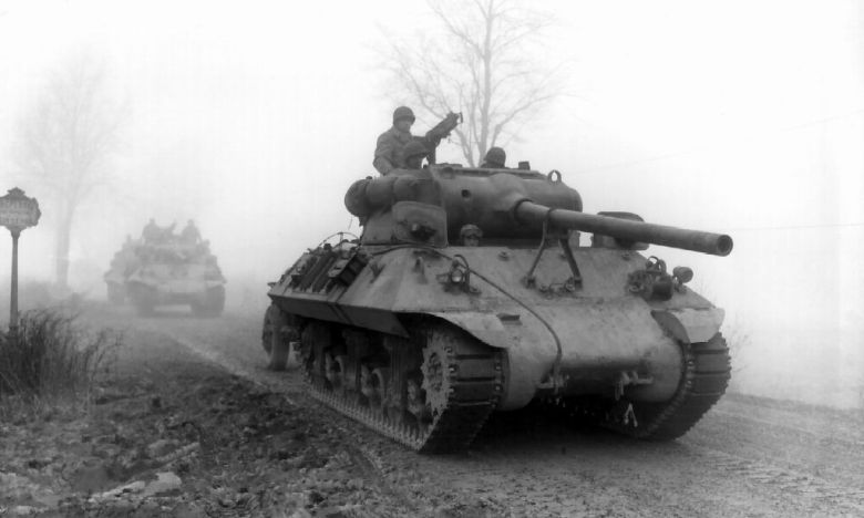 2차대전 도중의 벌지 전투(1944년 12월∼1945년 1월) 당시 기동하는 탱크의 모습. 미군은 장장 41일 동안 앞이 안 보이는 눈보라와 영하의 추운 날씨 속에서 사투를 벌인 끝에 독일군을 물리쳤다. 세계일보 자료사진