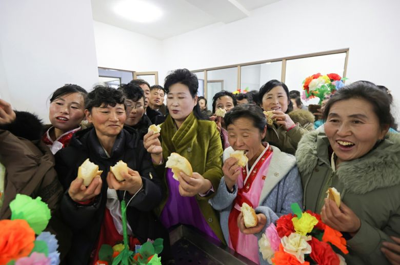 19일 북한 노동당 기관지 노동신문은 전날 김정은 총비서 참석 아래 장연군 지방공업공장 준공식이 성대히 진행됐다고 보도했다. 평양=노동신문·뉴스1