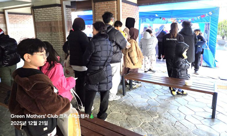 물품을 기부하기 위해 주민들이 길게 줄을 섰다.