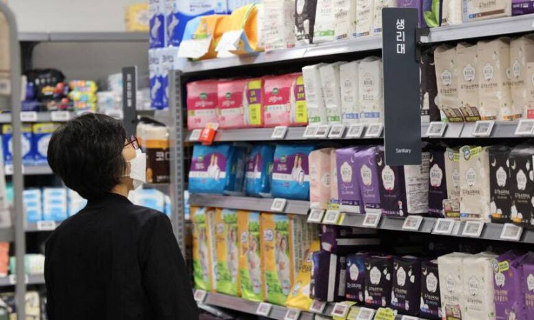 시내 한 대형마트 생필품 판매대에 생리대 상품이 진열돼 있다. 뉴시스