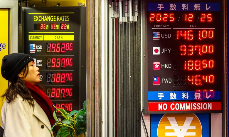 정부의 외환 수급대책 발표 이후 원·달러 환율이 하락한 가운데 25일 서울 중구 명동의 환전소 전광판에 환율 정보가 나타나있다. 뉴시스