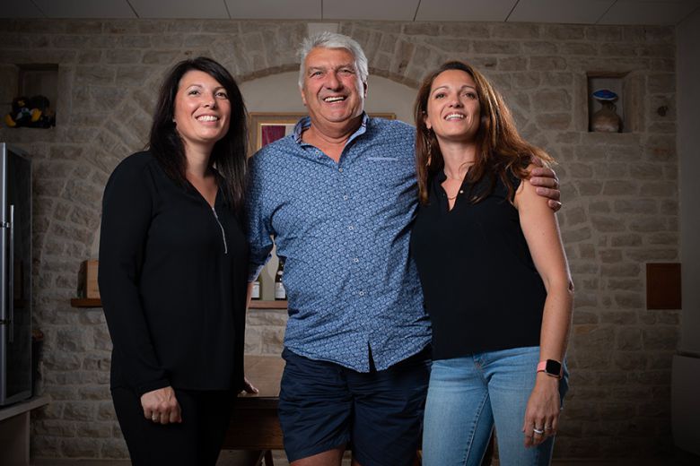 다니엘 세기노(가운데)와 딸 에밀리, 로랑스. 홈페이지