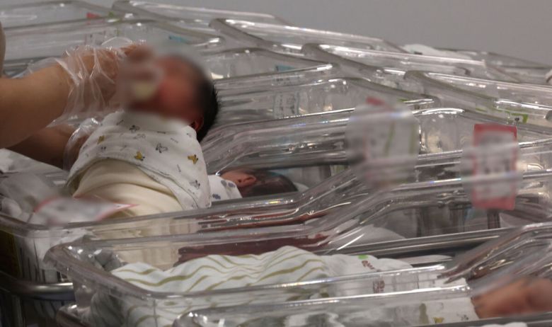 신생아실에서 분유를 먹고 있는 아기들. 뉴시스