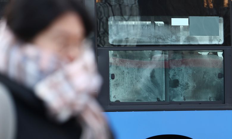 26일 서울 종로구 광화문네거리를 지나는 버스에 김이 서려 있다. 뉴스1
