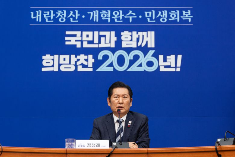 정청래 더불어민주당 대표가 26일 서울 여의도 국회에서 취임 후 열린 첫 공식 기자회견에서 발언하고 있다. 뉴스1