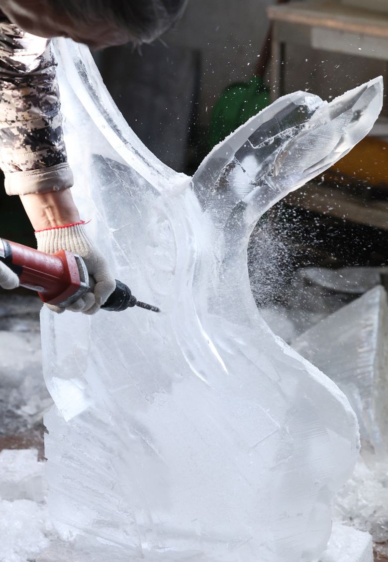 전기톱으로 형태를 잘라내고 나면, 조각칼로 섬세한 부분을 표헌한다.