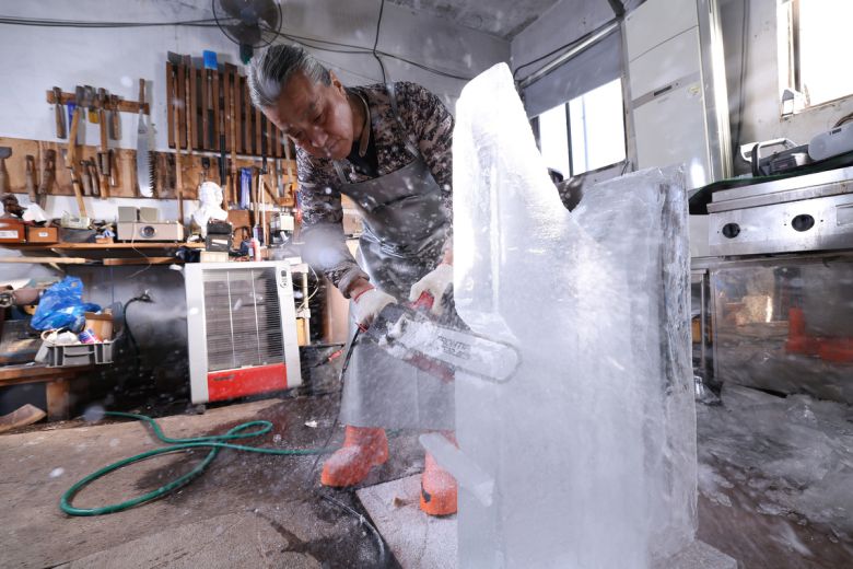 전기톱으로 얼음을 가르자 흰 가루가 폭포처럼 쏟아진다. 작업의 70~90%는 이 과정에서 결정된다. 얼음은 돌처럼 단단하지만, 한 번 방향을 잘못 잡으면 금이 간다.