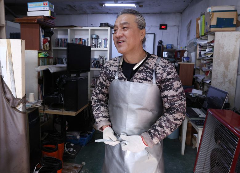 문성호 얼음조각가가 작업에 앞서 앞치마를 두르고 있다.