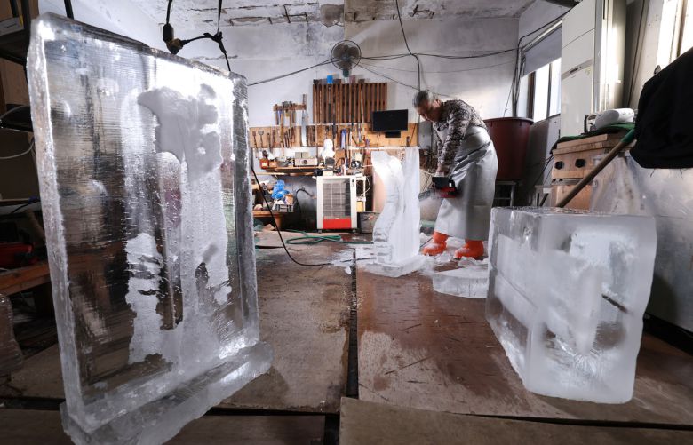 부산 초읍동 작업장에서 문성호 얼음조각가가 얼음조각에 열중하고 있다. 작업장에는 얼음조각에 쓰이는 원재료인 네모반듯한 얼음들이 놓여 있다.