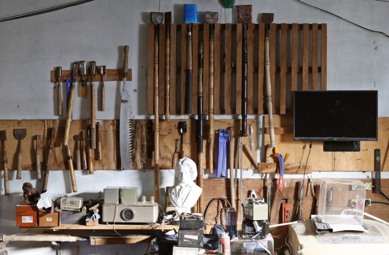 작업장 한쪽 벽면에 가득 걸려 있는 얼음조각을 위한 작업도구들.