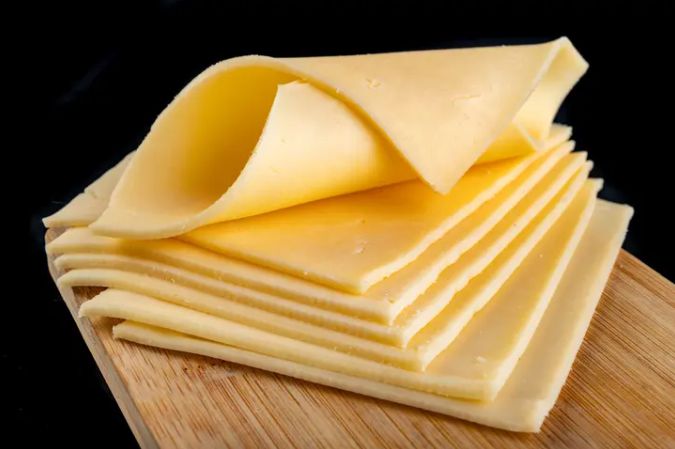 무심코 집어 드는 음식 하나가 하루 나트륨 권장량의 절반을 채울 수 있다. 게티이미지