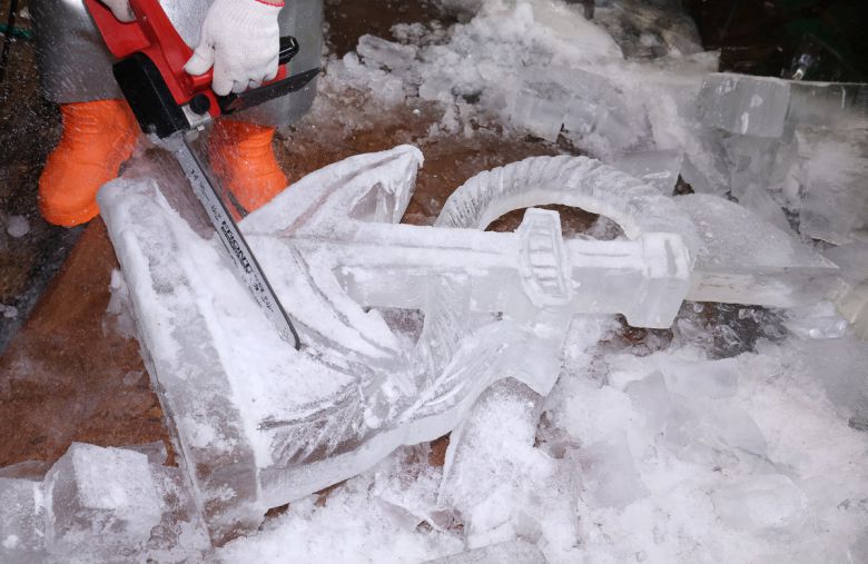 ‘닻’ 모양의 얼음조각을 바닥에 눕혀 진행하고 있다. 모양과 대칭을 위해 때로는 이렇게 눕혀서 작업한다.