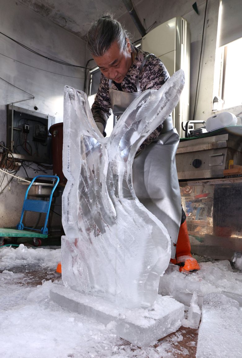 전기톱이 물러나면, 조각칼이 등장한다. 투명한 얼음 면 위에 수십 번의 칼질이 지나간 흔적이 남는다. 가까이서 보면 거칠지만, 멀리서 보면 빛을 반사하며 형태를 만든다. “얼음은 멀리서 봐야 합니다. 가까이 보면 다 흠집이에요.”