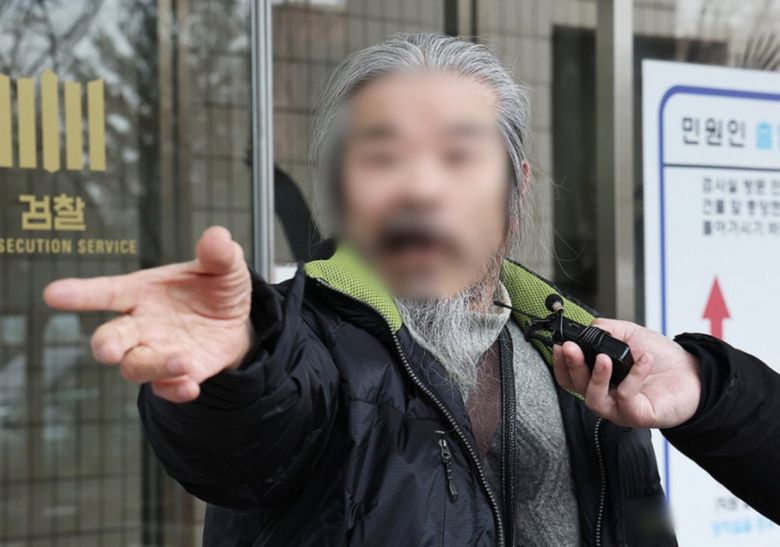 야간외출 제한 명령을 어기고 집을 나섰다 적발돼 불구속 기소된 아동 성범죄자 조두순이 지난해 3월11일 오전 경기도 안산시 수원지방법원 안산지원에서 열린 첫 공판을 마치고 나오며 취재진 질문에 답하고 있다. 안산=연합뉴스