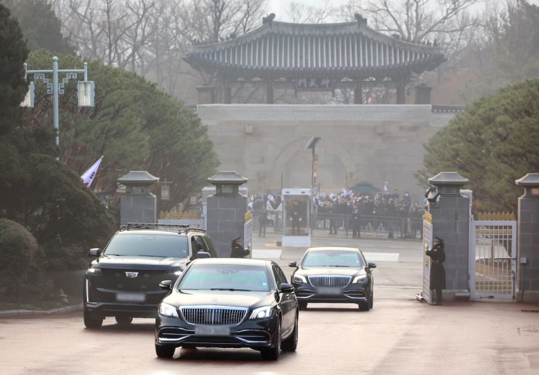 이재명 대통령의 차량이 29일 오전 청와대 정문을 통과하고 있다. 윤석열 전 대통령이 청와대를 떠난 지 약 '3년 7개월' 만에 다시 청와대 시대가 열렸다. 청와대통신사진기자단