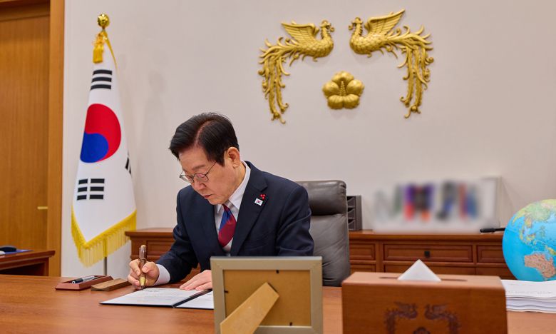 靑서 첫 재가 이재명 대통령이 29일 여민1관 집무실에서 청와대에서의 첫 재가를 하고 있다. 현직 대통령이 서울 종로구 청와대로 출근한 건 약 3년7개월 만으로 대통령실의 공식 명칭은 이날부터 ‘청와대’로 변경됐다. 청와대 제공