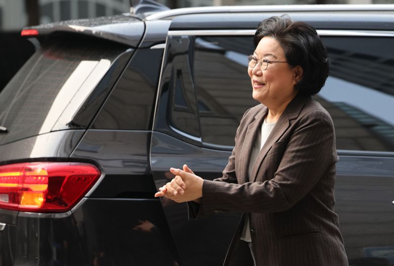 초대 기획예산처 장관 후보자로 지명된 이혜훈 전 국민의힘 의원이 29일 오전 서울 중구 예금보험공사에 마련된 인사청문회 준비 사무실로 첫 출근하며 취재진과 인사를 나누고 있다. 뉴스1