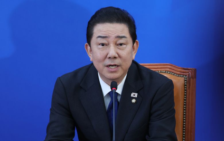 더불어민주당 김병기 원내대표가 30일 서울 여의도 국회에서 열린 원내대책회의에서 원내대표직 사퇴 의사를 밝히고 있다.