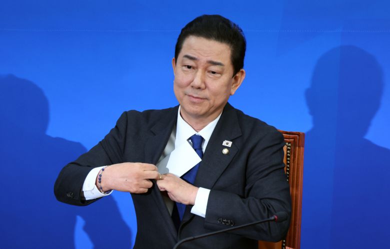 더불어민주당 김병기 원내대표가 30일 서울 여의도 국회에서 열린 원내대책회의에서 원내대표직 사퇴 의사를 밝힌 뒤 자리를 떠나려 하고 있다.