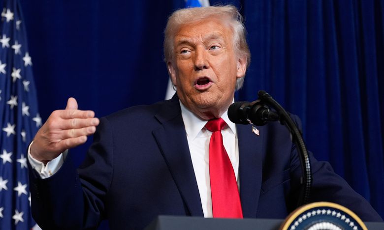 트럼프 대통령이 29일(현지 시간) 미 플로리다주 팜비치의 마러라고 자택에서 베냐민 네타냐후 이스라엘 총리와 회담한 후 공동 기자회견을 열고 발언하는 모습. AP연합뉴스