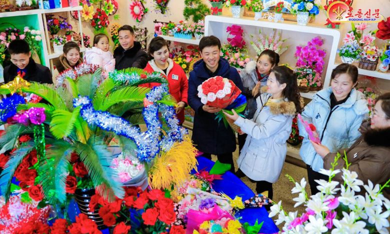 새해를 앞두고 북한 사람들이 31일 꽃매대를 찾고 있다. 평양 노동신문·뉴스1