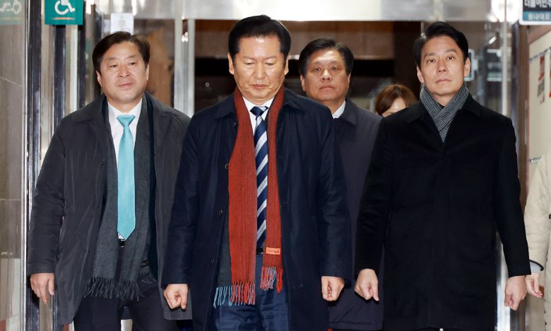 심각한 표정 더불어민주당 정청래 대표가 1일 서울 여의도 국회에서 ‘공천 헌금’ 1억원 수수 의혹을 받고 있는 강선우 의원 사안과 관련한 긴급 최고위원회의를 주재하기 위해 회의실로 향하고 있다. 왼쪽부터 황명선 최고위원, 정 대표, 조승래 사무총장, 한민수 당대표 비서실장. 뉴시스