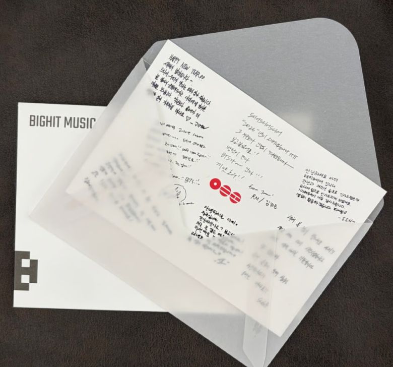 팬들에게 실물로 배송된 편지. 빅히트 뮤직 제공