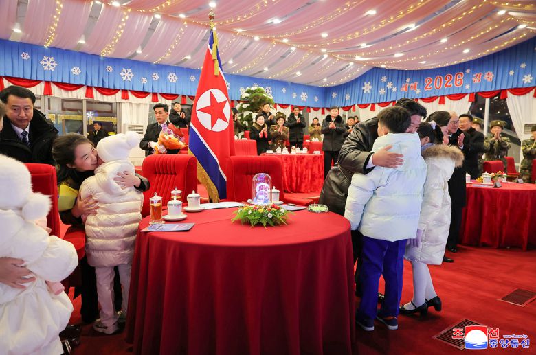 김정은 북한 국무위원장의 딸 주애(왼쪽)가 1일 2026년 신년 행사에 참석해 러시아-우크라이나 전쟁에 파병간 ‘해외작전부대’ 지휘관의 가족 중 어린이를 안고 있다. 평양 조선중앙통신·연합뉴스