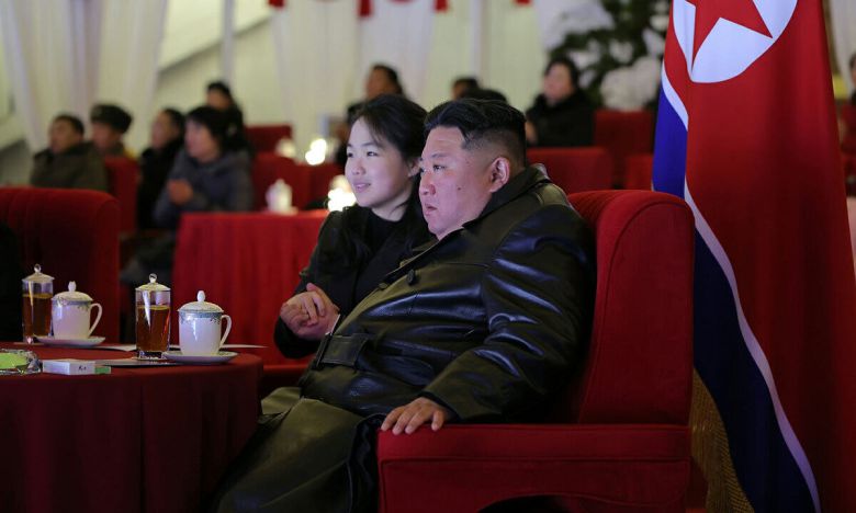 김정은 북한국무위원장이 딸 주애의 손을 잡고 ‘2026년 신년경축공연’을 1일 관람하고 있다. 평양 노동신문·뉴스1