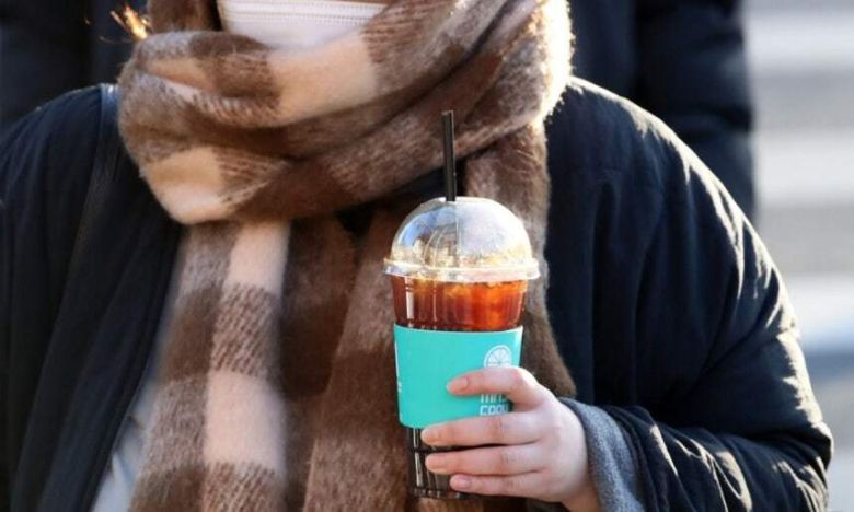 일회용컵을 들고 이동하는 시민의 모습. 뉴스1