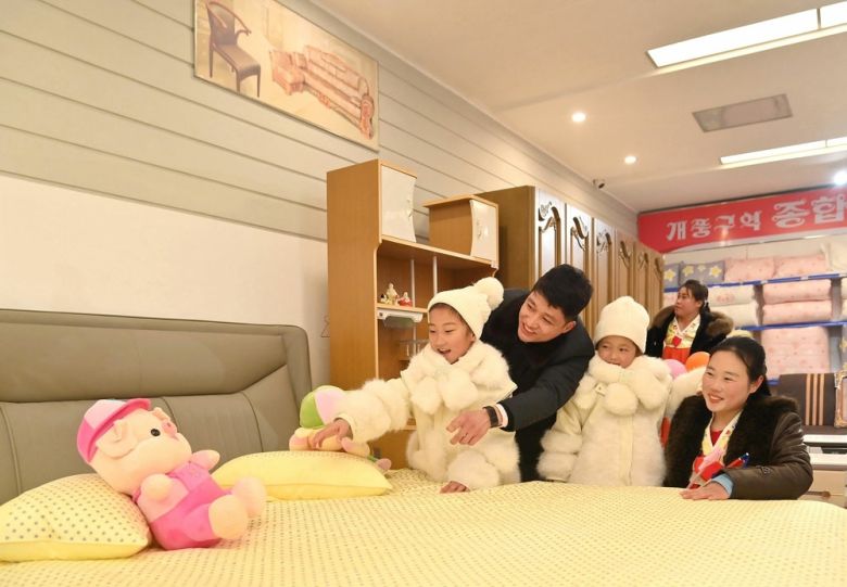 북한 노동당 기관지 노동신문은 지난 2025년 12월   27일 개성시 개풍구역에서 전날 지방공업공장들과 종합봉사소 준공식을 진행했다고 보도했다. 박태성 내각총리, 개성시와 개충구역 간부들, 근로자들, 군인건설자들 등이 참가했다.