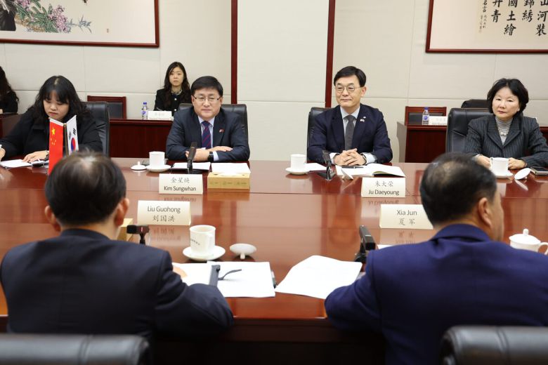 김성환 기후에너지환경부 장관이 6일 류궈훙 중국 국가임업초원국 국장과 양자면담을 진행하는 모습. 기후에너지환경부