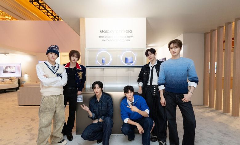 K팝 아티스트 라이즈(RIIZE)가 삼성전자 '더 퍼스트룩' 단독 전시관에서 두 번 접는 폴더블폰 '갤럭시 Z 트라이폴드'를 소개하고 있다.