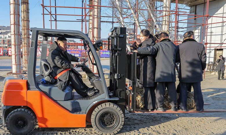 김정은 북한 국무위원장이 5일 러시아 파병군 추모기념관 건설현장에서 주애와 군 건설 관계자가 탄 지게차를 직접 몰고 있다. 평양 노동신문·뉴스1