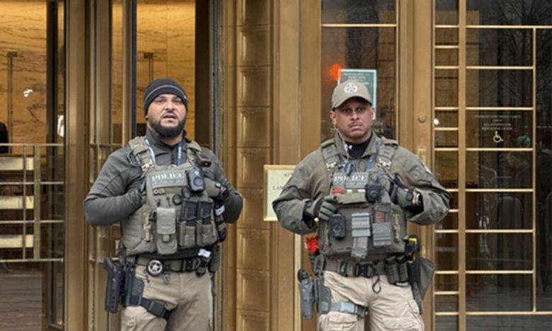 5일(현지시간) 니콜라스 마두로 베네수엘라 대통령이 출석하는 미국 뉴욕 맨해튼 뉴욕 남부연방법원 청사 입구에서 무장경찰이 경계 태세를 갖추고 있다. 연합뉴스