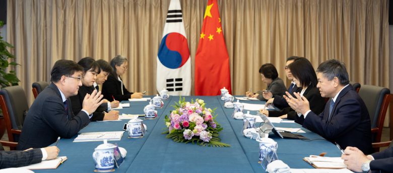 김성환 기후에너지환경부 장관(왼쪽)이 한중 환경장관회의에서 양해각서 이행에 대해 황룬치우 장관과 논의 중인 모습. 기후에너지환경부