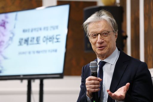 로베르토 아바도 국립심포니오케스트라 신임 음악감독이 7일 서울 서초구 예술의전당에서 열린 취임회견에서 취재진 질문에 답하고 있다. 연합뉴스