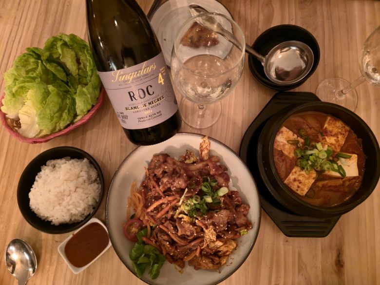 김치찌개, 제육덮밥과 스페인 화이트 와인 페어링. 최현태 기자