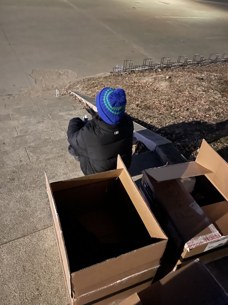 본 기자는 첫 번째 게임에서 제일 먼저 잡힌 도둑이 돼 지정된 자리(감옥)에 앉아있다.