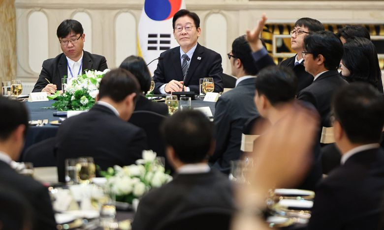 중국을 국빈 방문 중인 이재명 대통령이 7일(현지 시간) 상하이 한 호텔에서 열린 순방 기자단 오찬 간담회에서 기자 질문을 받고 있다. 뉴시스