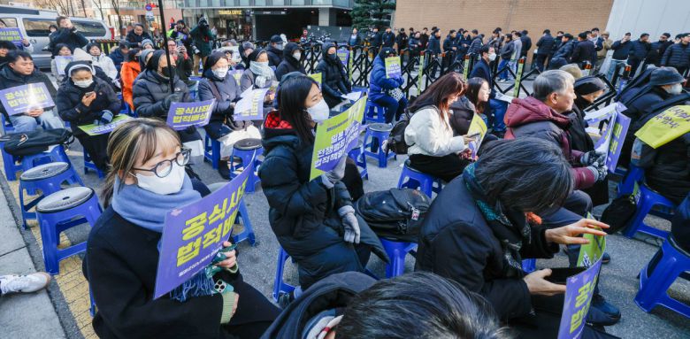 7일 서울 종로구 주한일본대사관 인근에서 열린 제1734차 일본군성노예제 문제해결을 위한 정기 수요시위에서 참가자들이 일본 정부를 규탄하는 피켓을 들고 있다.