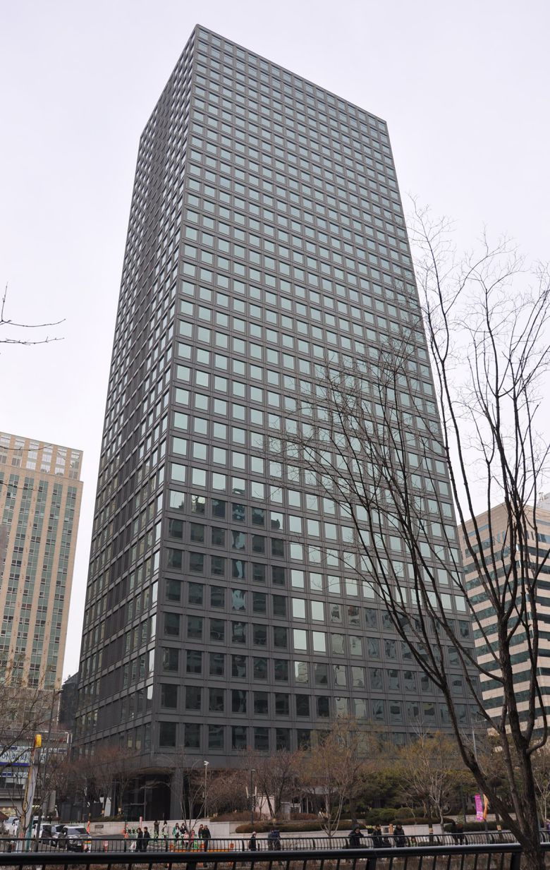 서울 도심에서 가장 높은 SK서린빌딩은 시간이 지나도 변치 않는 매무새를 지닌 정장과 같은 세련되고 모던한 멋을 띠고 있다. 하지만 기단부에는 의뢰인의 염원을 담은 풍수지리적인 요소가 현대적으로 번안된 문양으로 새겨져 있다.