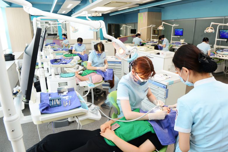 치위생과 학생들이 교내 실습실에서 전공 실무교육을 받고 있다. 대구보건대학교 제공