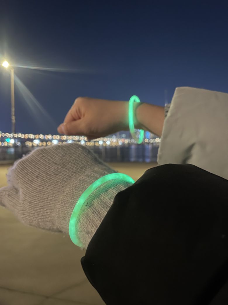 일반 시민과 참가자를 구별하기 위해 경도 참가자는 야광팔찌를 착용했다.