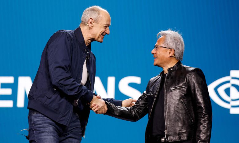젠슨 황 엔비디아 최고경영자(CEO·오른쪽)가 롤란트 부슈 지멘스 CEO의 기조연설 무대에 올라 악수하는 모습. AFP연합뉴스