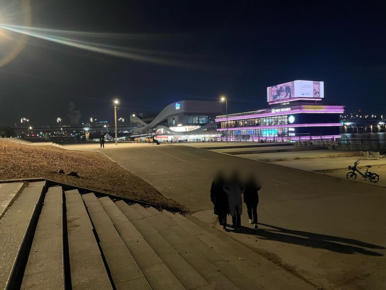 경찰에 잡힌 도둑이 감옥으로 연행되고 있다.