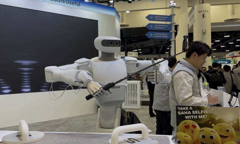CES 개막일인 6일(현지시간) 미국 네바다주 라스베이거스 컨벤션센터(LVCC) 샤르파 부스에서 샤르파 로봇이 셀카를 찍고 있다. 라스베이거스=유지혜 기자